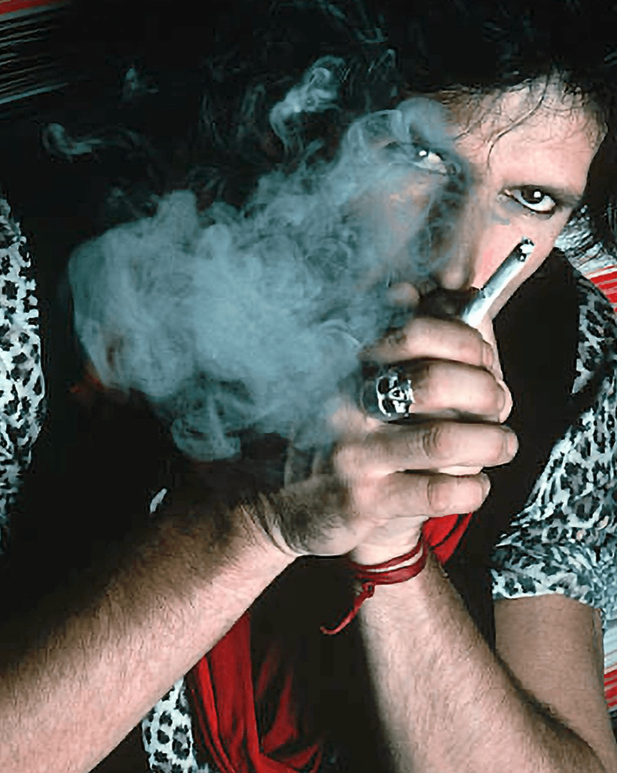 2002, Anglia: umiera Bert Richards, ojciec Keitha, a ten wciąga jego prochy