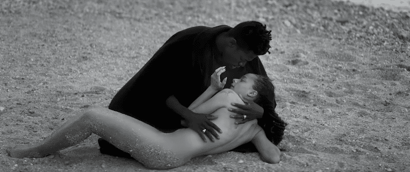 Sasha Lane jako syrena, Delikatny wokal Mosesa Sumneya