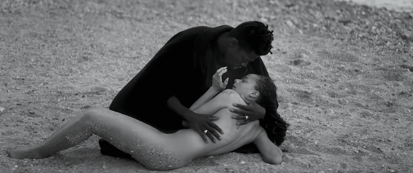 Sasha Lane jako syrena, Delikatny wokal Mosesa Sumneya