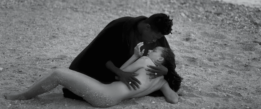 Sasha Lane jako syrena, Delikatny wokal Mosesa Sumneya