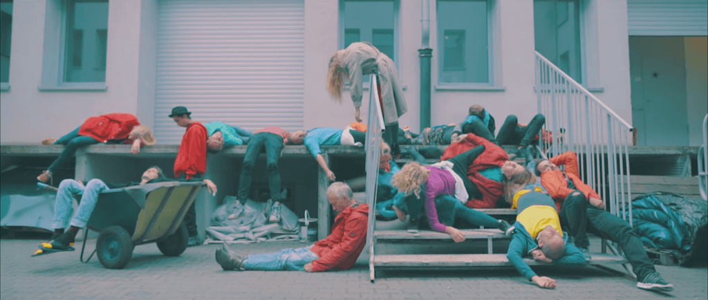 Danuta Stenka i aktorzy Teatru Powszechnego w klipie Pogodno. Grupa wraca po 6 latach