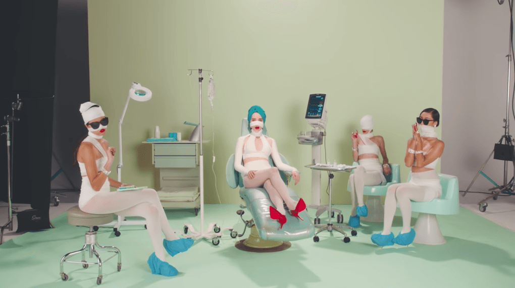 Joga, botoks i food porn w pastelowym klipie St. Vincent. Artystka kpi z show-biznesu