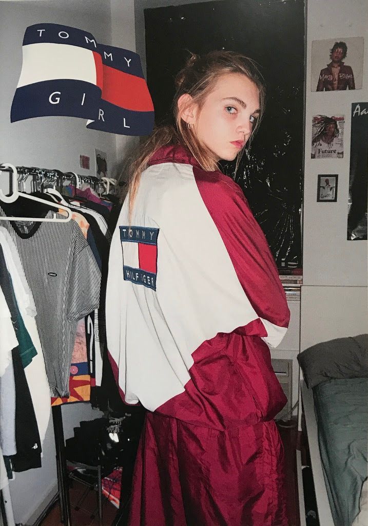 Terry Richardson stworzył magazyn z supermodelką i supergrafikiem. W superdresach pozuje Molly Bair