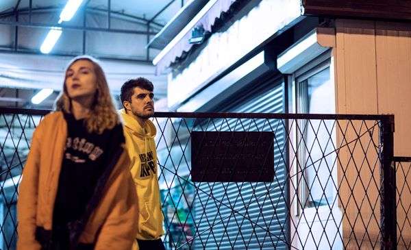 Divines stworzyli klip z instagramowych Stories. Electropopowy duet pokazuje codzienność i nocne życie Warszawy