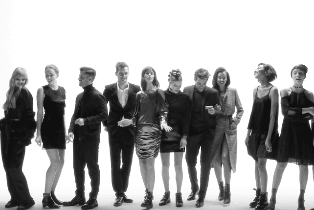 Irina Shayk, Jon Kortajarena, Jourdan Dunn i Adwoa Aboah śpiewają "Jingle Bells"