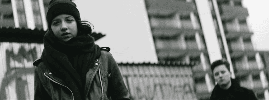 Fisz Emade Tworzywo w oldskulowym stylu. W klipie wystąpiły gwiazdy alternatywy