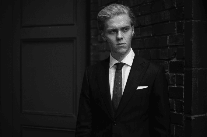 "Pomiędzy słowami" to opowieść o skomplikowanej relacji ojciec-syn. W rolach głównych Chyra, Gierszał i Wasilewska