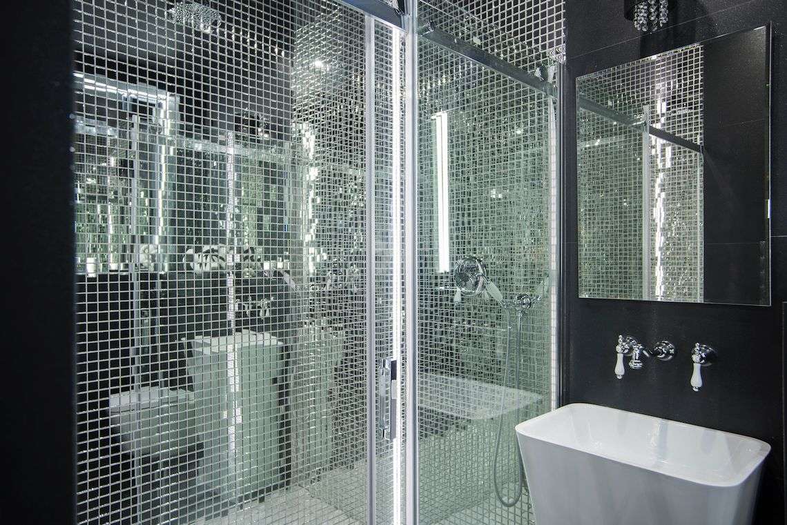 W Warszawie otwarto apartament rodem z "50 twarzy Greya". Świeczki dla romantyków, dla odważnych - łańcuchy