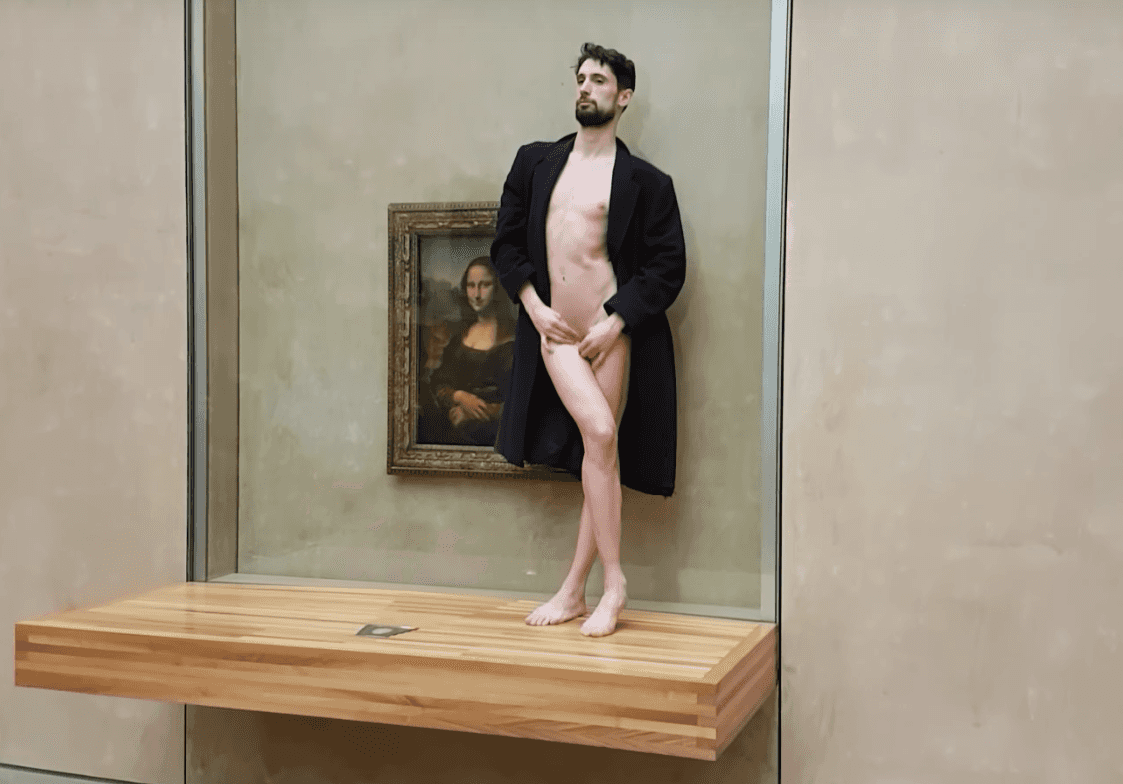 Performer rozbiera się do naga przed Mona Lisą oraz innymi dziełami wielkich mistrzów by "dokonywać symbolicznej kastracji"