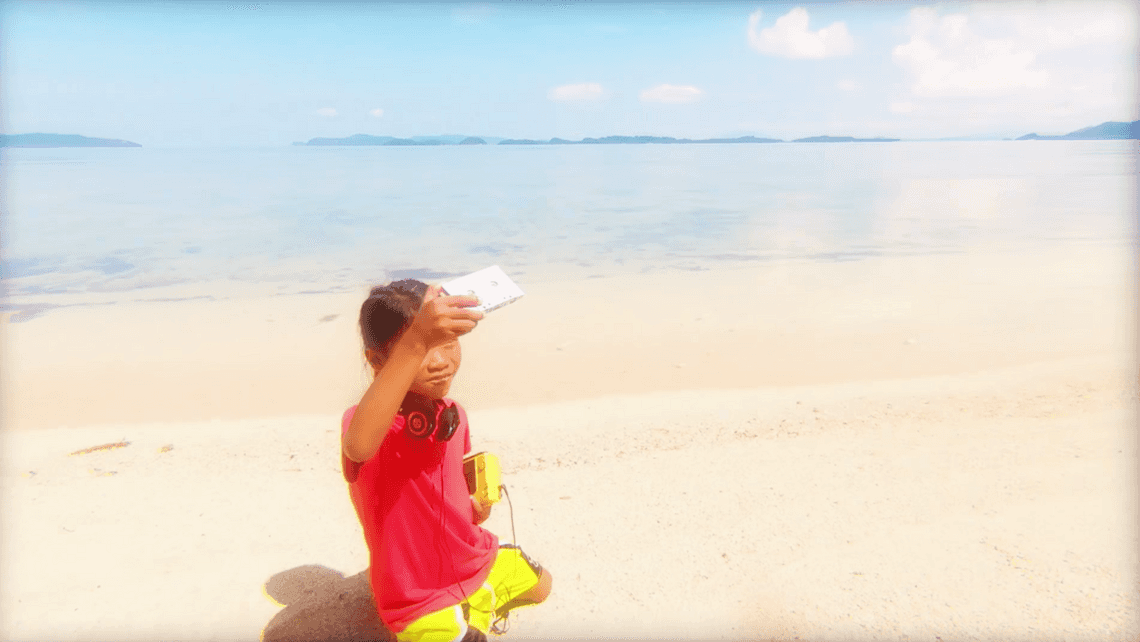 Rajska plaża i dziecięca beztroska w klipie grupy SONAR. Ten kawałek to muzyczny prozac