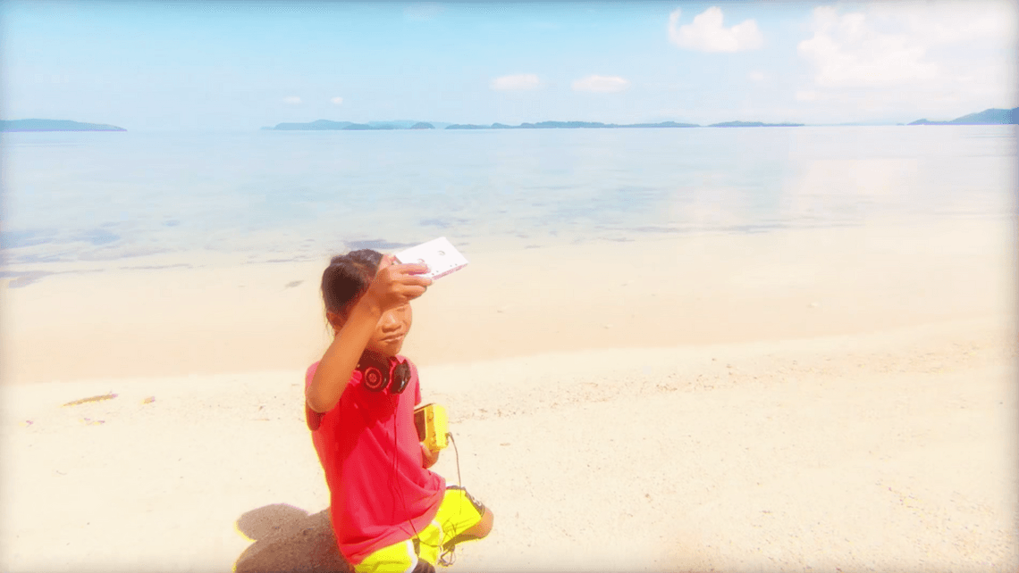 Rajska plaża i dziecięca beztroska w klipie grupy SONAR. Ten kawałek to muzyczny prozac