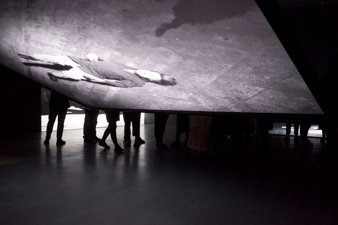 Wielkie upadanie w U-jazdowskim. Grzegorz Stefański uchwycił moment bezwładu ludzkiego ciała