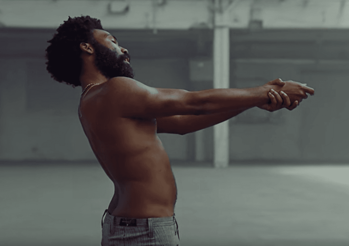 Childish Gambino powrócił. Strzela do ludzi i pokazuje prawdziwe oblicze USA. "This Is America" to godny następca "Redbone"?