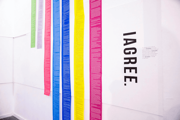 Student stworzył projekt artystyczny, który w dobitny sposób ukazuje absurdy epoki social mediów