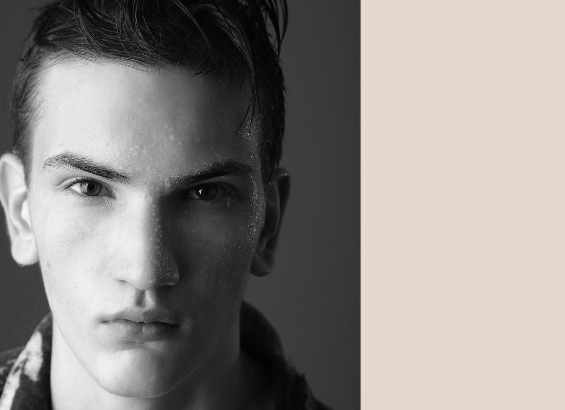 Jan ma w oczach niesamowitą pewność siebie i charyzmę. Przedstawiamy kolejną, niezwykle obiecującą nową twarz polskiej mody