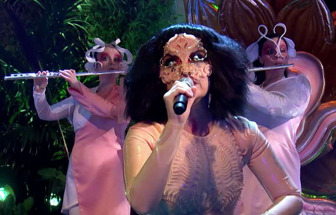 Pierwszy od ośmiu lat telewizyjny występ Björk jest jak z bajki. Zobaczcie sami