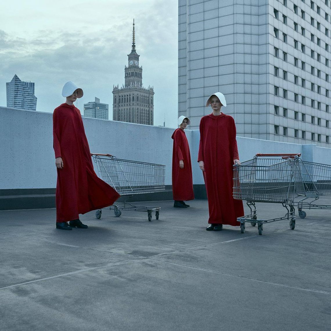 Kontrowersyjna kolekcja rodem z "Opowieści podręcznej". Tego jeszcze w polskiej modzie nie było