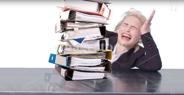 Emilia Clarke podbija internet jako bohaterka głupawych zdjęć rodem ze stocka