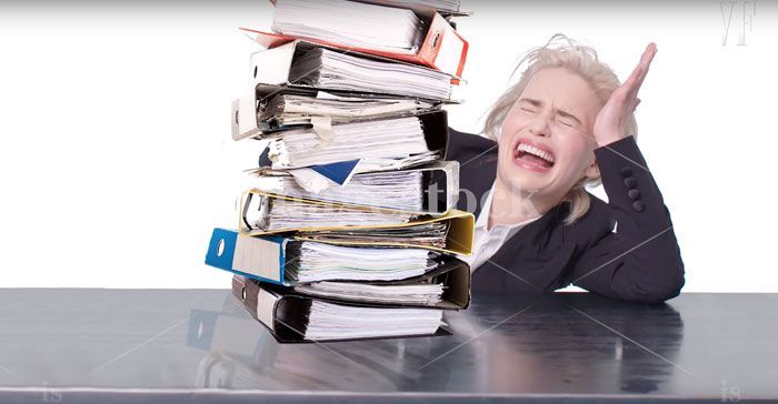 Emilia Clarke podbija internet jako bohaterka głupawych zdjęć rodem ze stocka