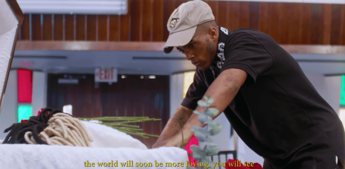 XXXTentacion przyszedł na własny pogrzeb. Pośmiertny klip rapera mrozi krew w żyłach