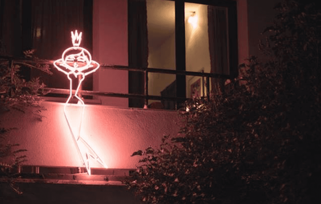 Piewca rozkoszy i przyjmności stworzył efektowne neony na fasadzie perły modernizmu na Saskiej Kępie