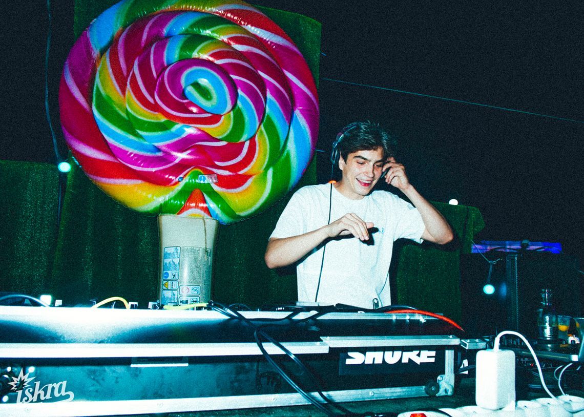 Szykuje się kolejna niezapomniana noc przy basenie i dźwiękach muzyki. Zarezerwujcie czas na piątkowy wieczór