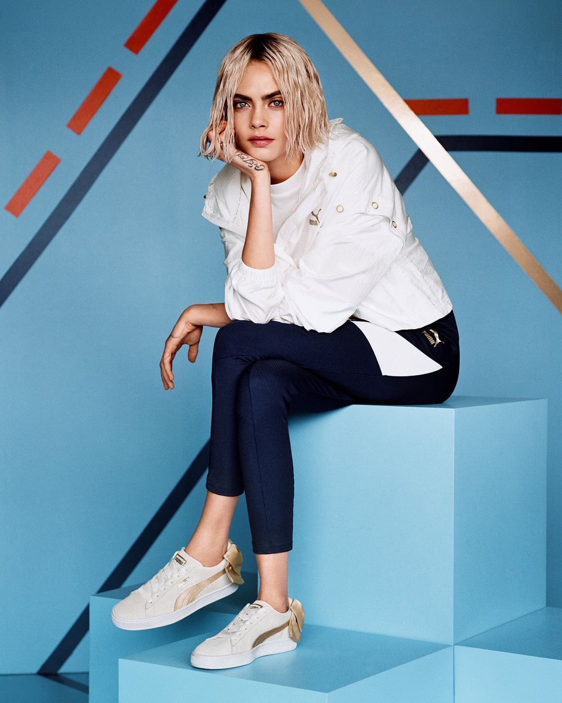 Zjawiskowa Cara Delevingne prezentuje nowy model butów Puma Suede Bow. To klasa sama w sobie