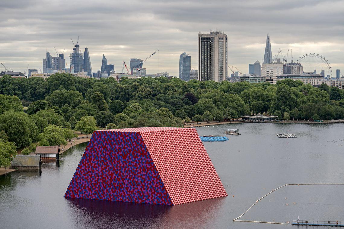 83-letni artysta spełnił marzenie życia i stworzył gigantyczną pływającą rzeźbę z 7,5 tys. beczek