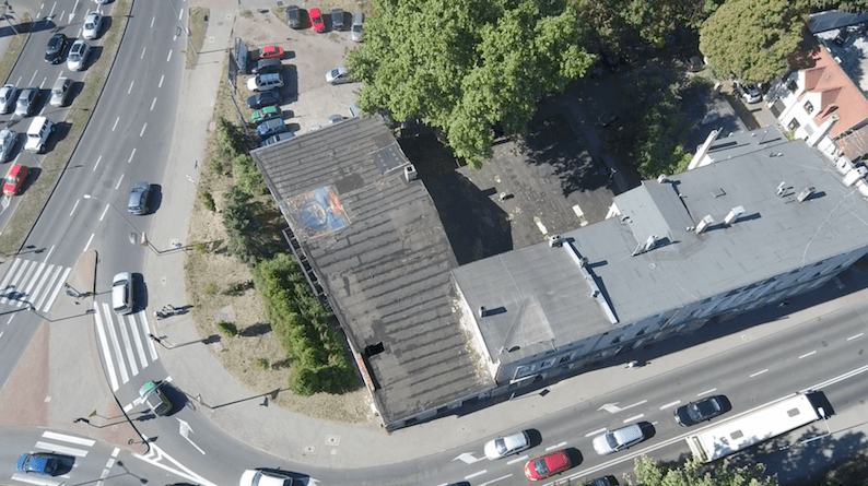 W Zielonej Górze zatkano dziurę w dachu zabytkowego budynku reprodukcją obrazu cenionego artysty