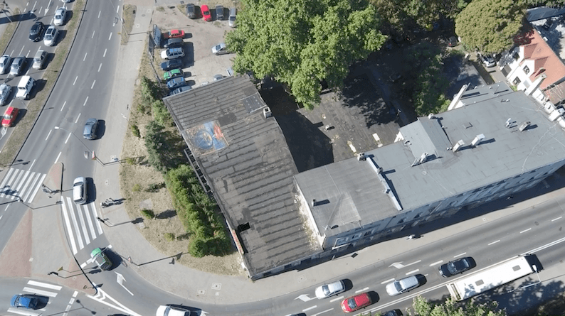 W Zielonej Górze zatkano dziurę w dachu zabytkowego budynku reprodukcją obrazu cenionego artysty