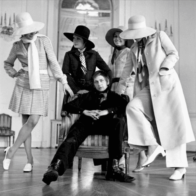 Historyczne stroje, szkice i zdjęcia Mody Polskiej na pierwszej tego typu wystawie w Polsce. Rozmawiamy z Jerzym Antkowiakiem