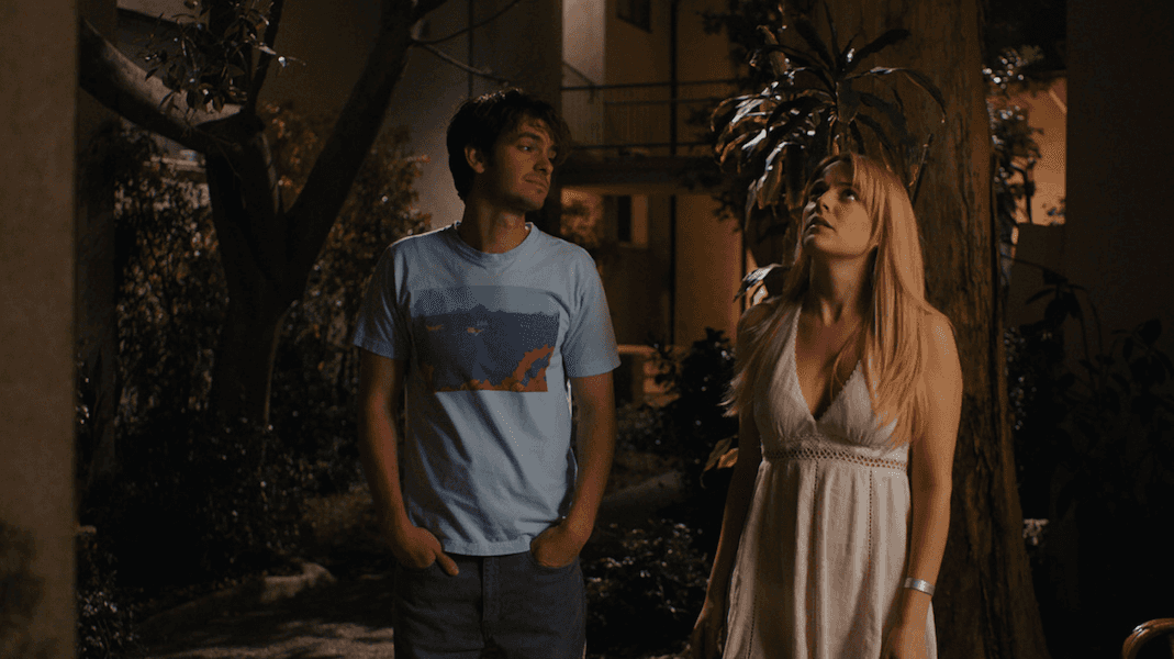 Rewelacyjny Andrew Garfield jako przegryw szukający zaginionej ukochanej w filmie "Tajemnice Silver Lake"