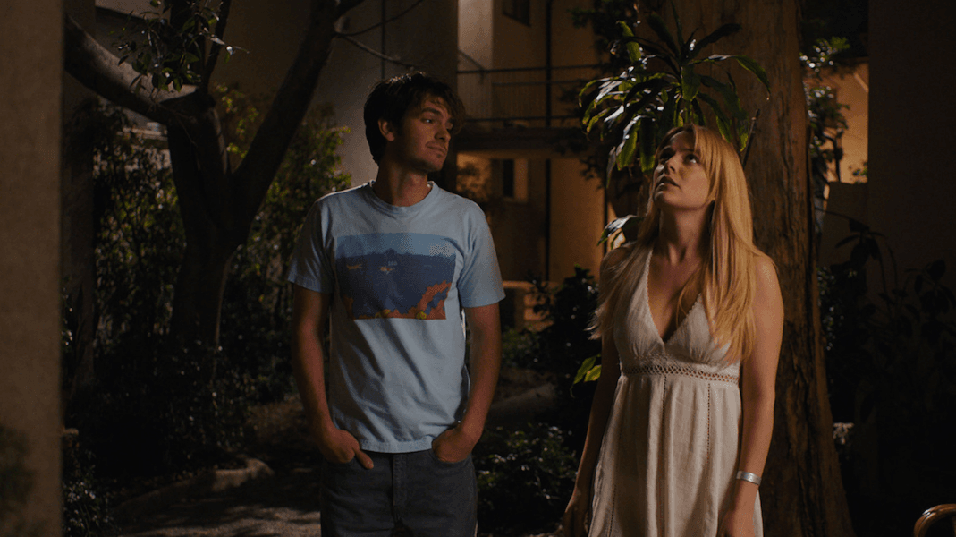 Rewelacyjny Andrew Garfield jako przegryw szukający zaginionej ukochanej w filmie "Tajemnice Silver Lake"