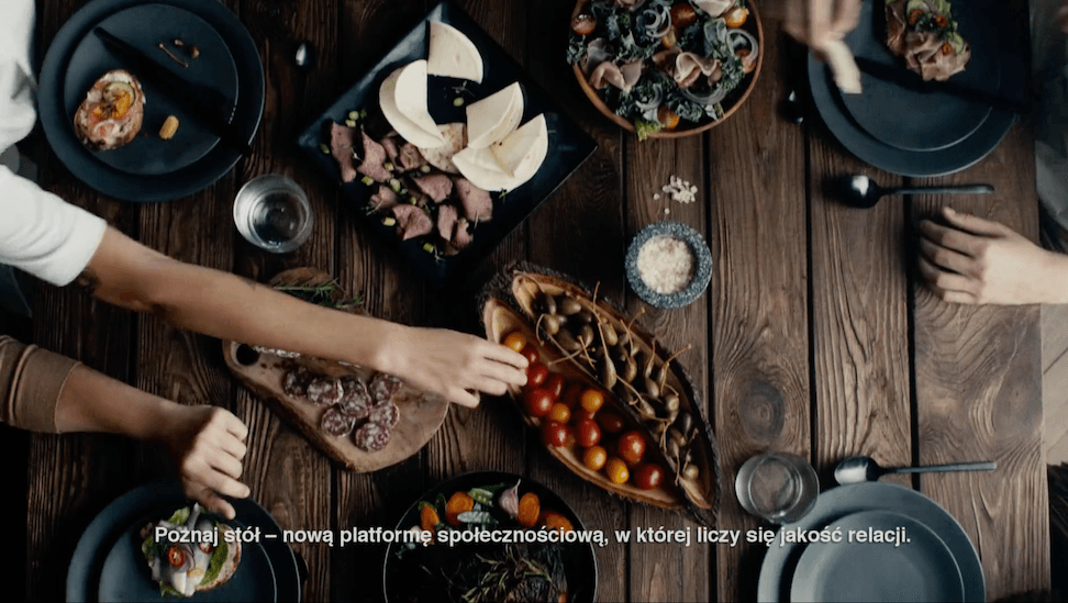 "Stół" to platforma społecznościowa z funkcją toastów i bezpośrednich interakcji z innymi użytkownikami