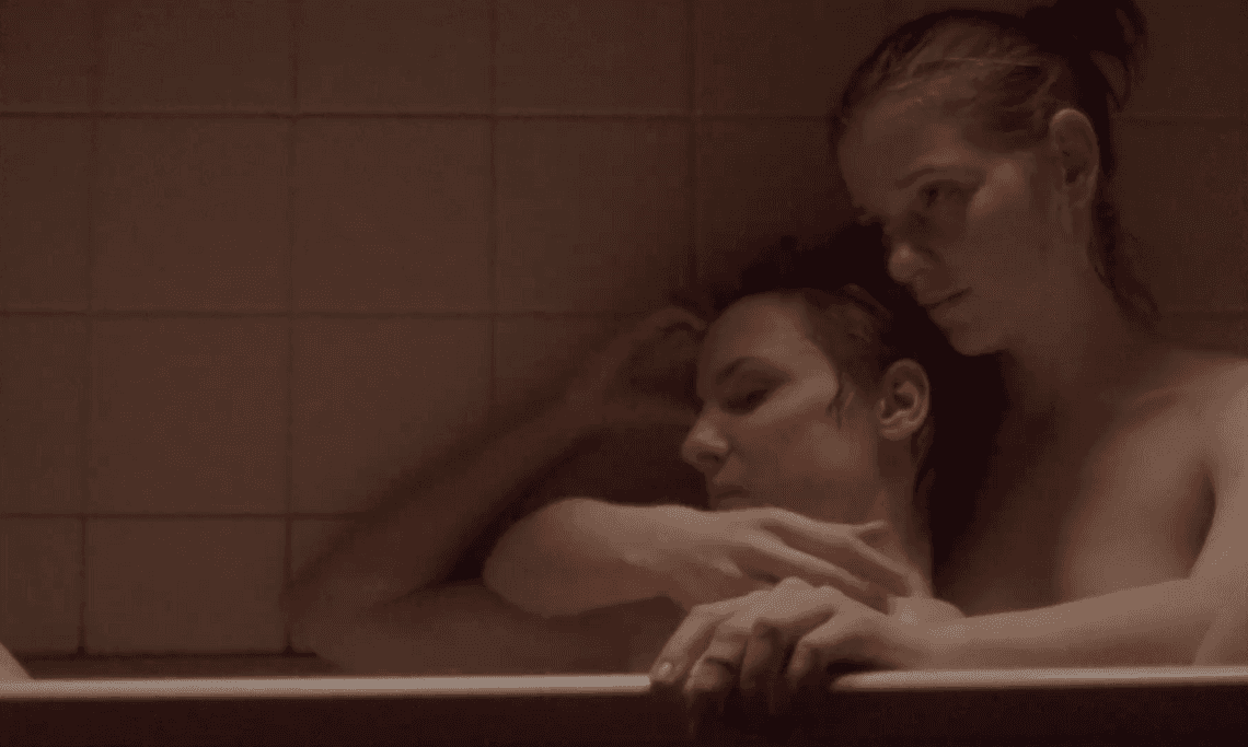 Największy jest ambaras, kiedy troje chce naraz. Debiutancki film Olgi Chajdas ukazuje nietypowy trójkąt miłosny