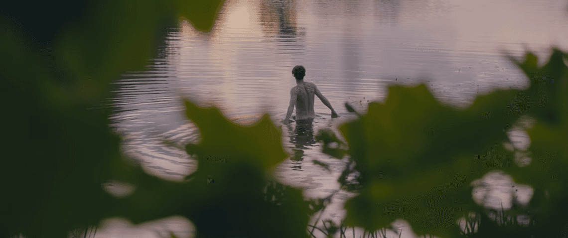 Nadzy mężczyźni plotą wianki, do tego "Igrzyska śmierci" i Jan Kochanowski w nowym klipie Mikromusic