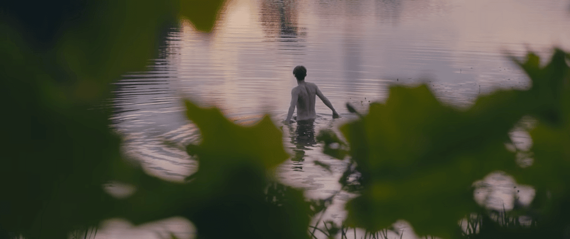 Nadzy mężczyźni plotą wianki, do tego "Igrzyska śmierci" i Jan Kochanowski w nowym klipie Mikromusic