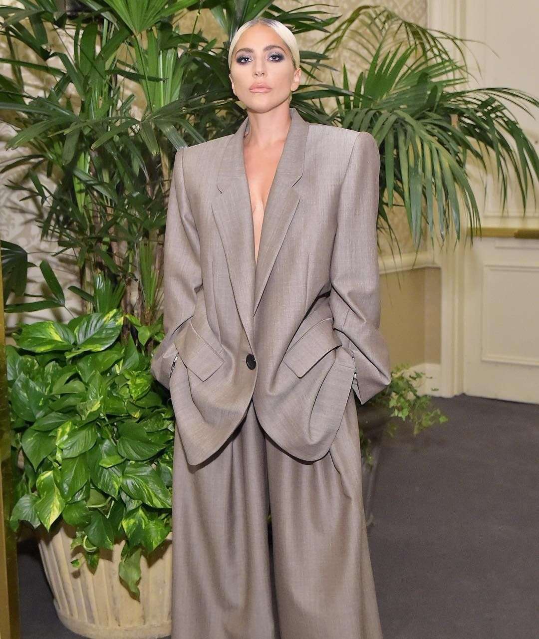 "Nie jesteśmy przedmiotami dostarczającymi światu rozrywkę". Lady Gaga w płomiennym przemówieniu i bezkompromisowym stroju na gali w LA