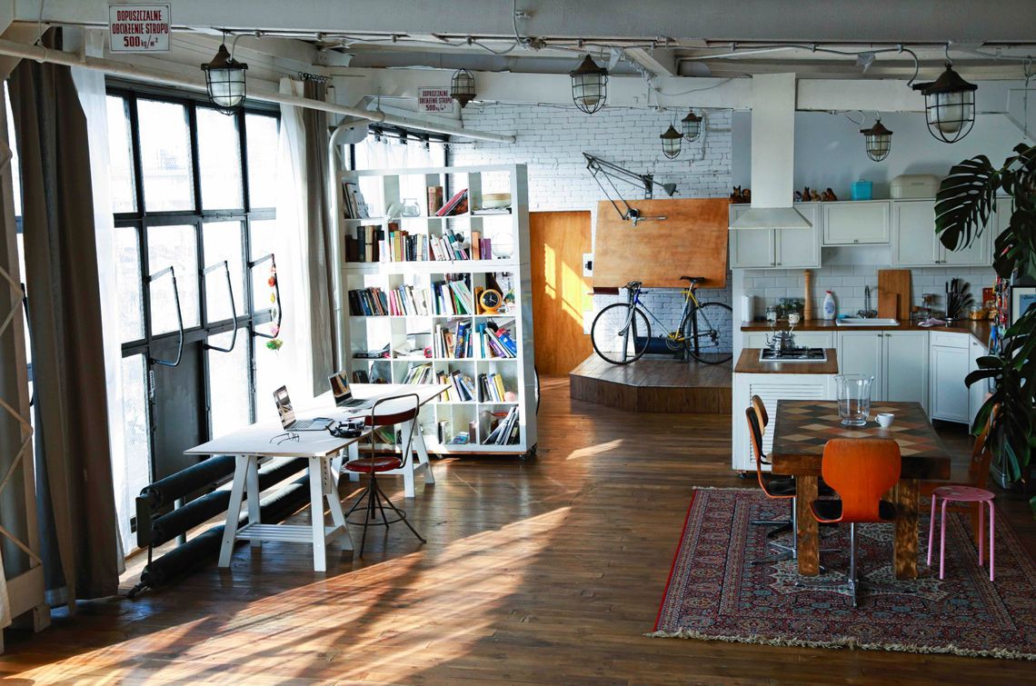 Scenografka Dorota Boruń nadaje nowe życie industrialnym przestrzeniom. Odwiedziliśmy jej pierwszy loft