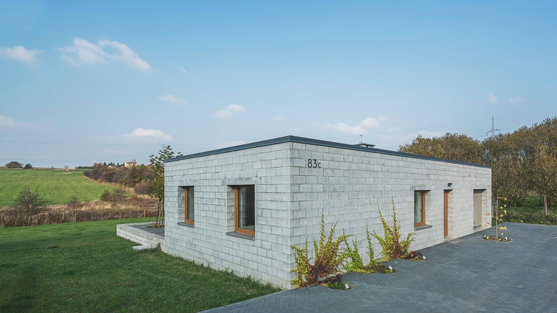 Ukryte piękno skrajnie minimalistycznego budynku w Będzinie. Dobra architektura nie musi kosztować fortuny