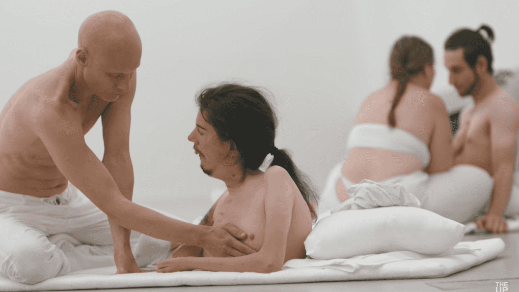 „Touch Me Not” to eksperymentalny film, pokazujący granice obnażenia ciała i emocji. Towarzyszą mu specjalne warsztaty