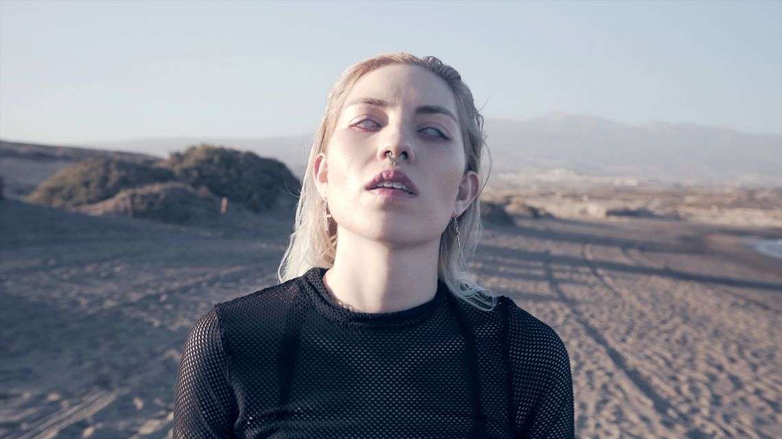 Pochodząca z Polski Joulie Fox właśnie wypuściła swój muzyczny debiut. Artystka na stałe mieszka w Londynie