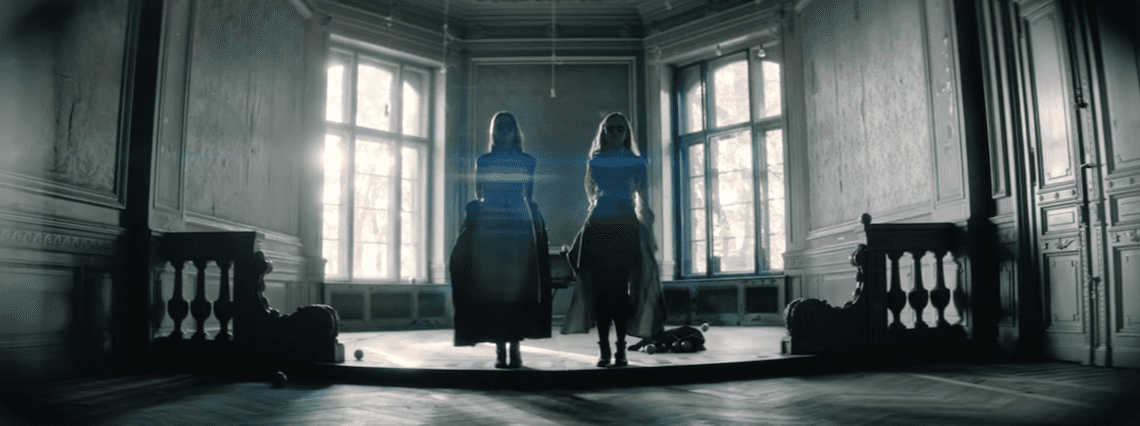 Baśniowa podróż ku zatraceniu się w czasie i przestrzeni w pięknym klipie Tęskno