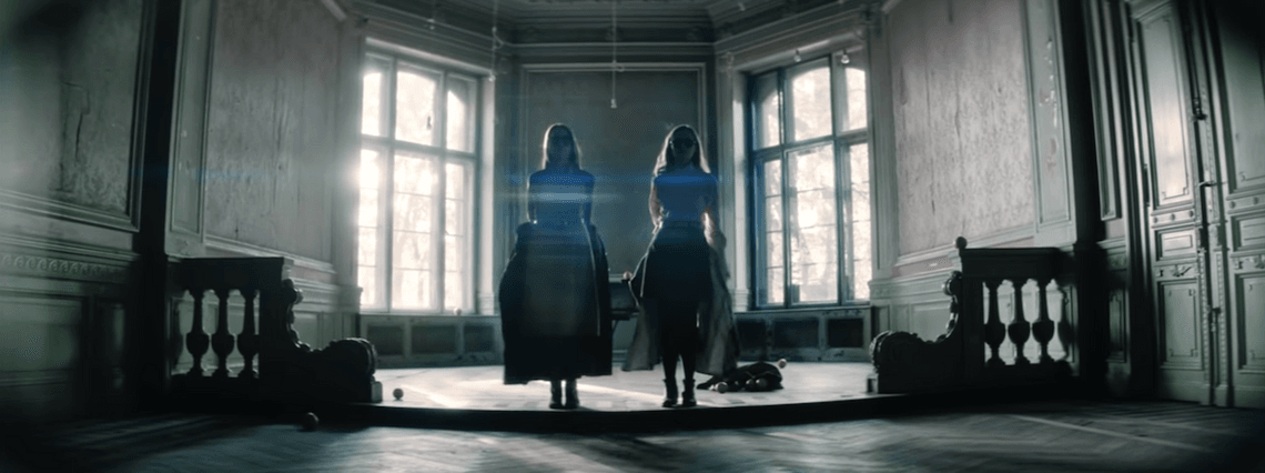 Baśniowa podróż ku zatraceniu się w czasie i przestrzeni w pięknym klipie Tęskno