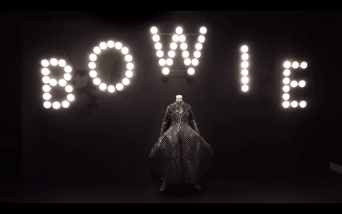 Gary Oldman oprowadzi nas po słynnej wystawie "David Bowie Is" w formie aplikacji AR i VR