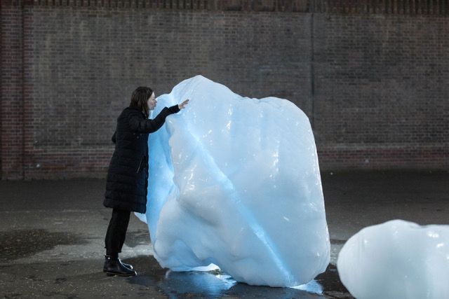 Duńsko-islandzki artysta postawił w centrum miasta 30 brył lodu, by pokazać skutki zmian klimatu