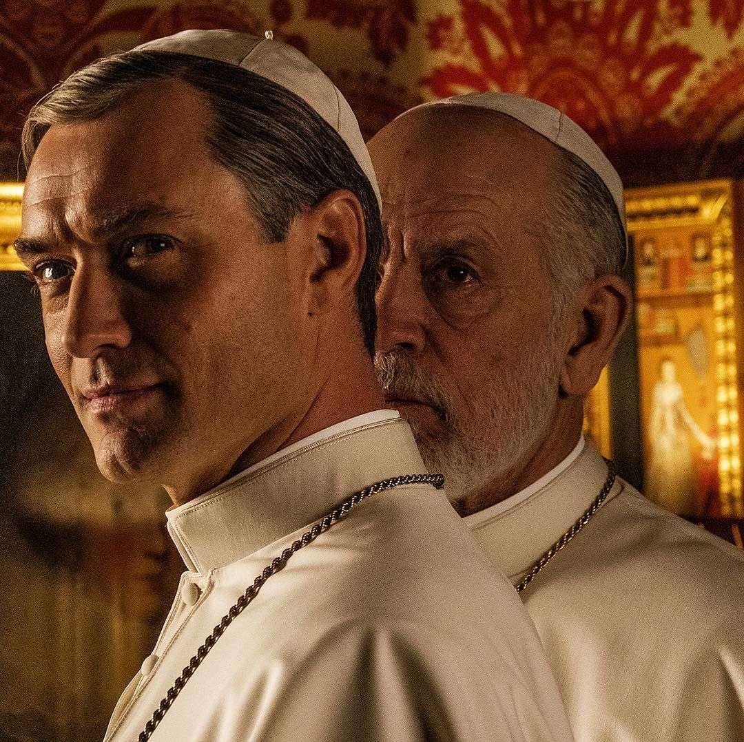 Jude Law i John Malkovich na pierwszym zdjęciu serialu "Nowy papież" Paolo Sorrentino
