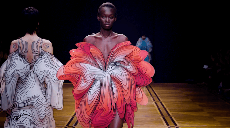 Pokaz Iris van Herpen zapiera dech w piersiach. Wycięte laserem stroje wydają się unosić w powietrzu