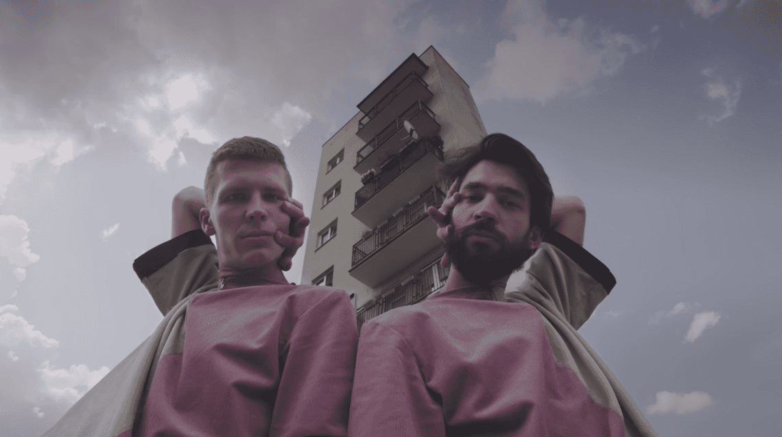 Najbardziej taneczny kawałek i teledysk - ŻAL wraca z ekscentrycznym klipem do "Dancing Song"