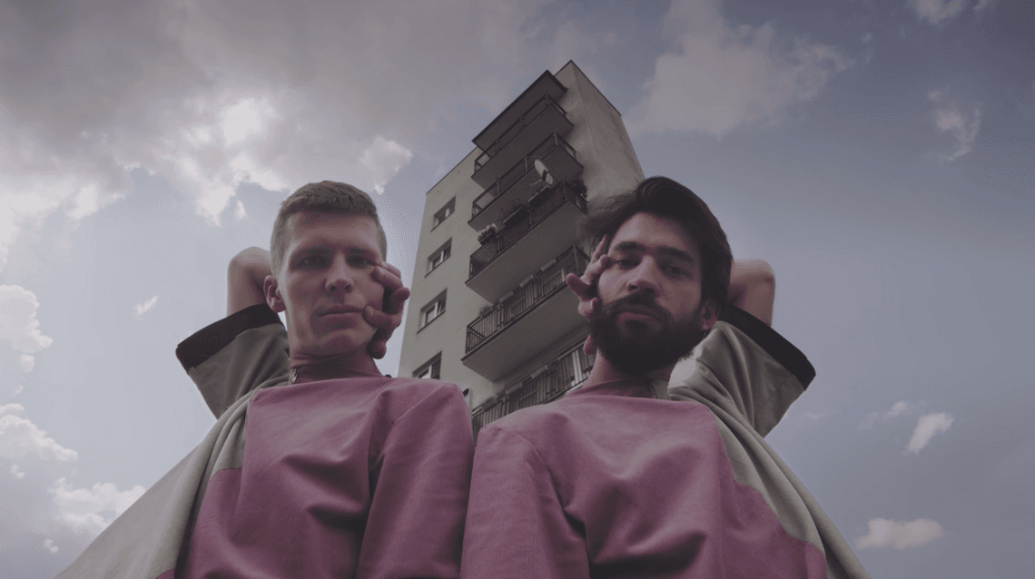 Najbardziej taneczny kawałek i teledysk - ŻAL wraca z ekscentrycznym klipem do "Dancing Song"